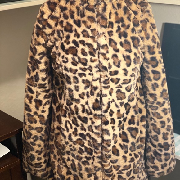 Size small faux fur SILKY AND SO WARM leopard coat - Picture 3 of 6